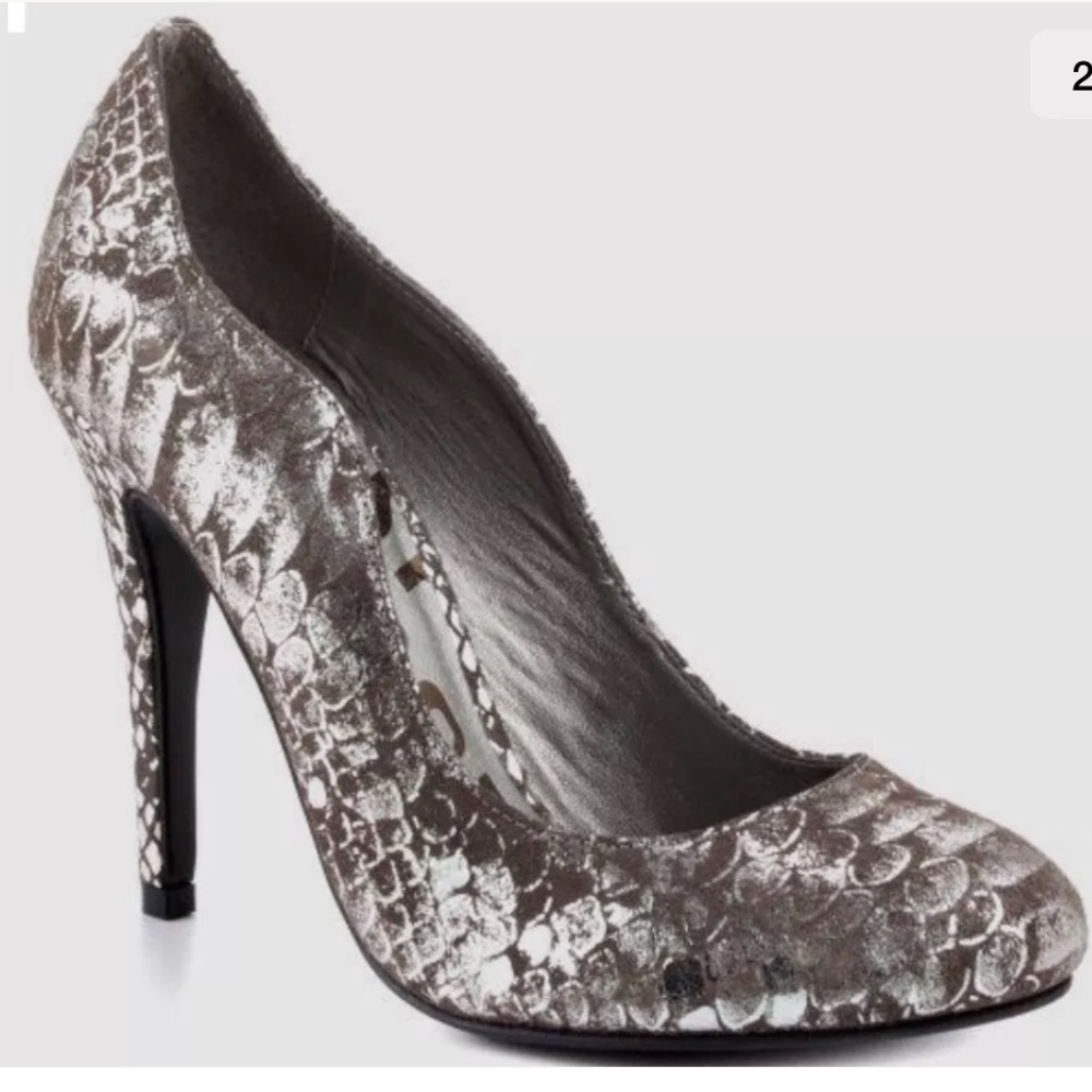 KELSI DAGGER METALLIC SNAKESKIN LEATHER HEELS sz 6